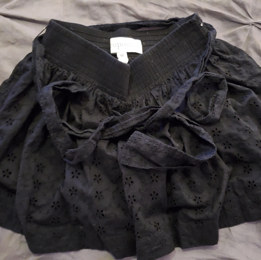 Adorable black frilly skirt! 🖤💋